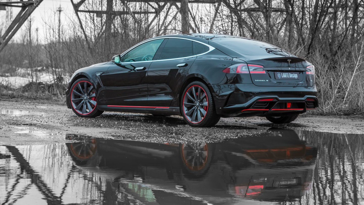 Die schicke rote Linie drückt den optischen Schwerpunkt weiter nach unten.