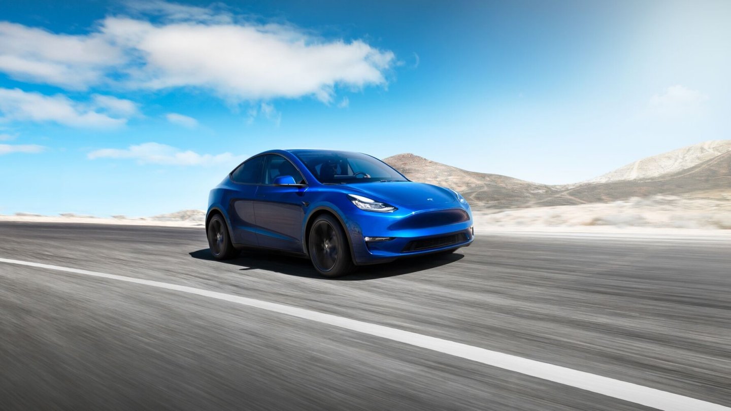 Tesla Model Y vor VW Golf