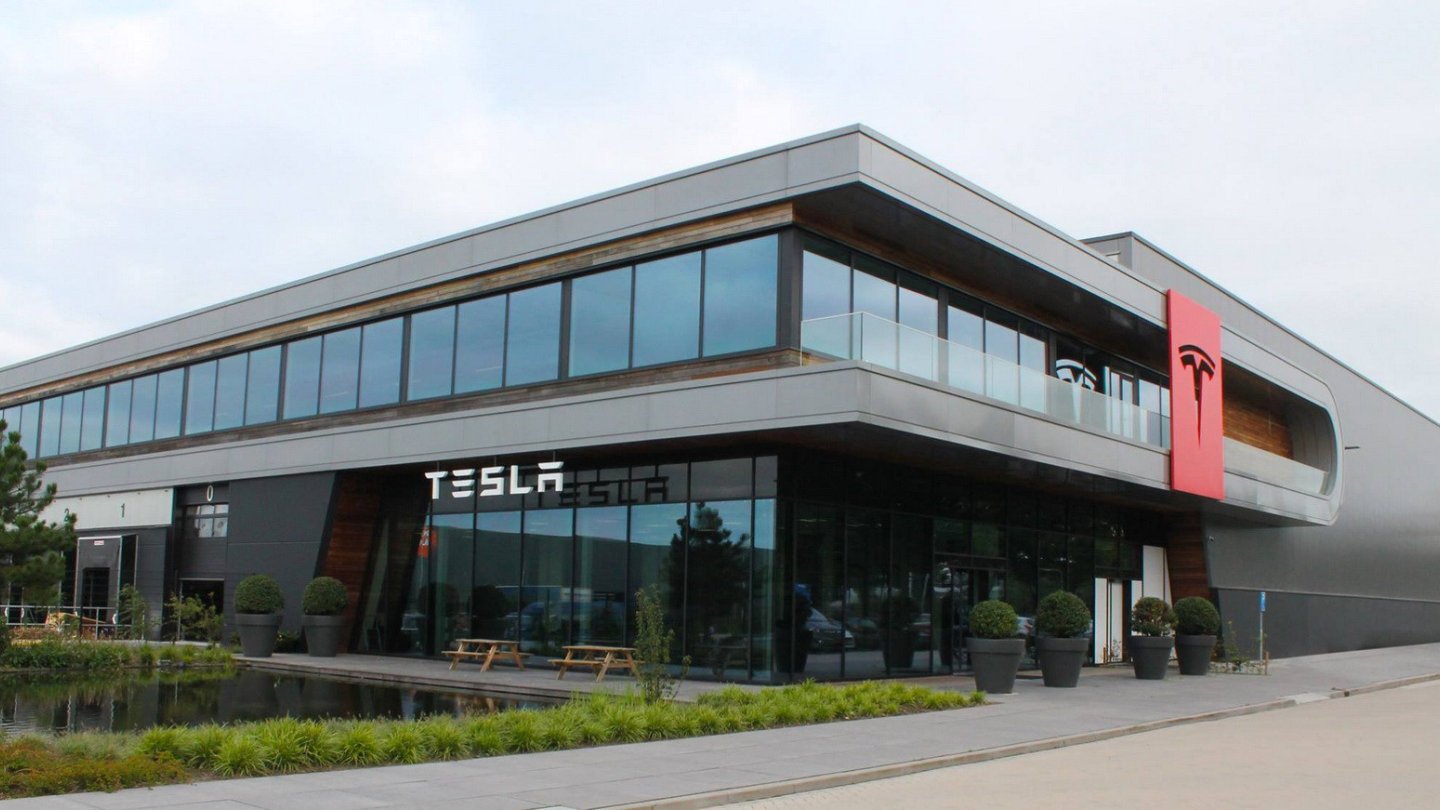 Die Tesla - Fabrik im holländischen Tilburg
