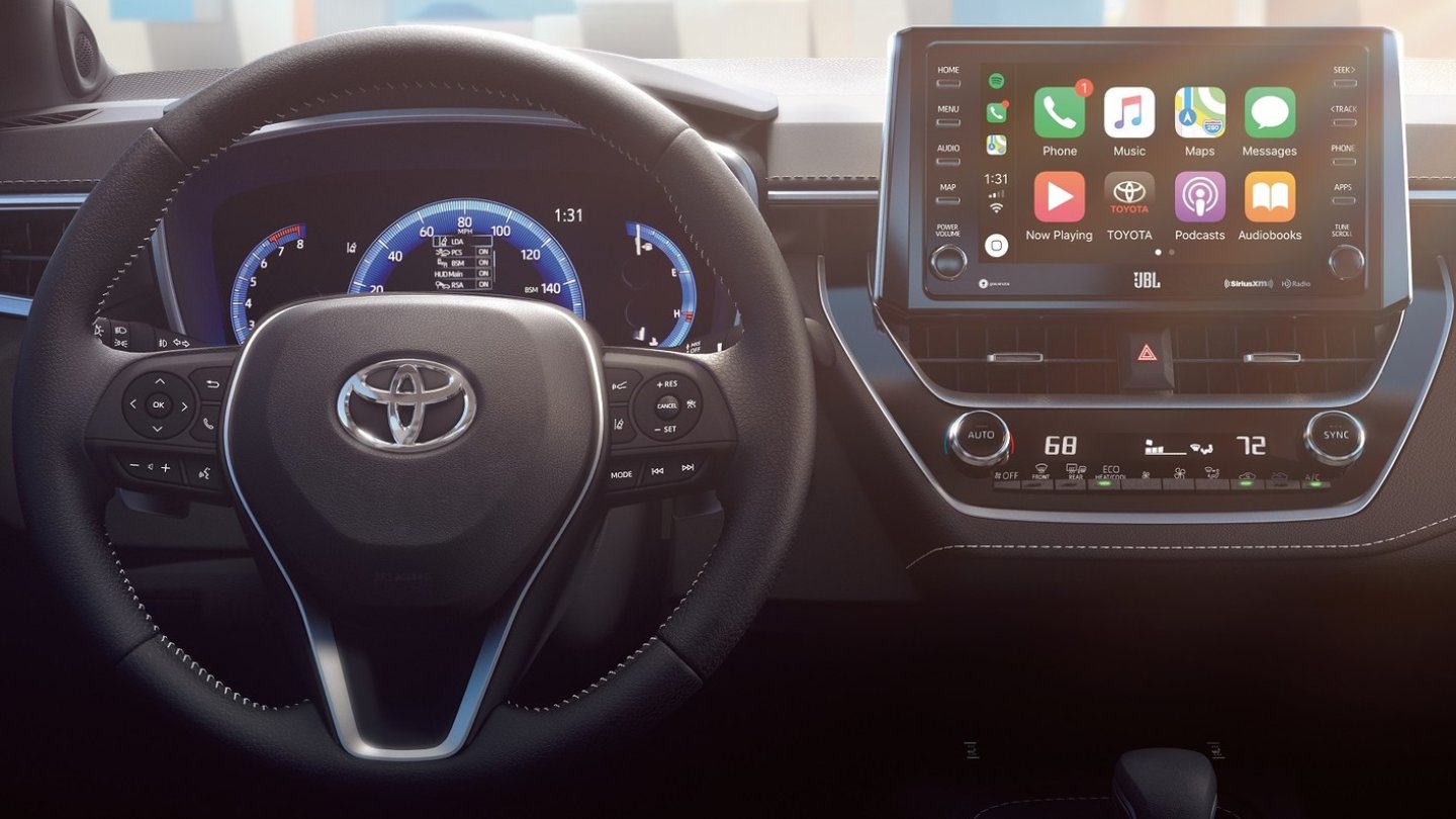 Der Auris-Bruder Toyota Corolla zeigt ein Cockpit mit freistehendem Display.