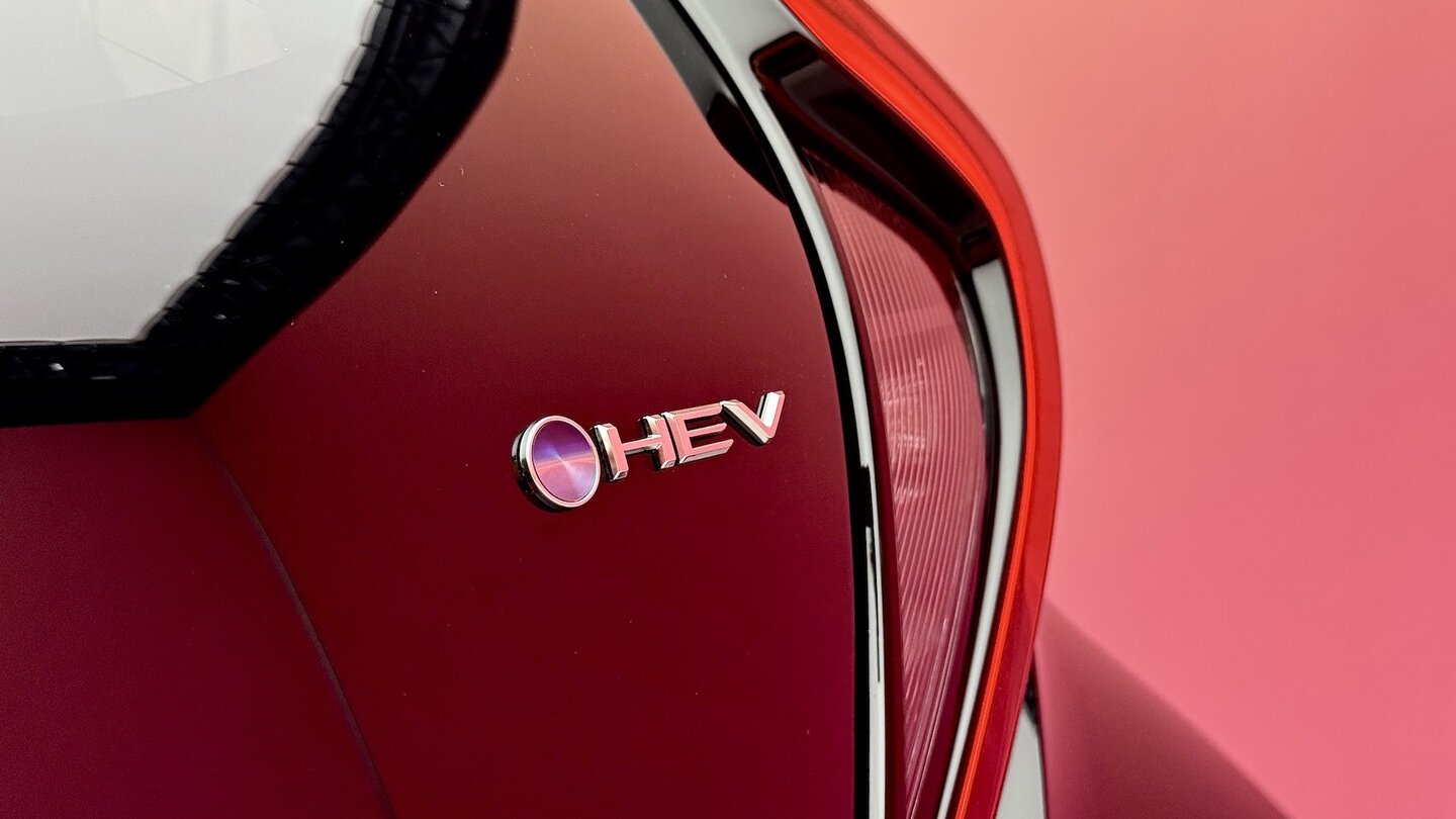 Jetzt auch beim kleinsten Toyota: Der HEV-Schriftzug am Heck.