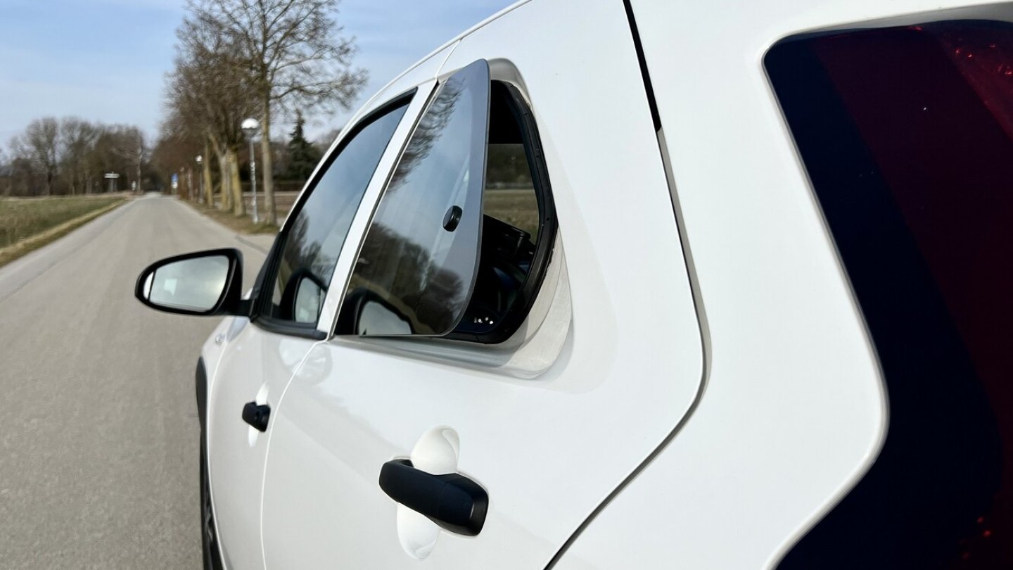 Die Ausstellfenster hinten haben alle Aygo, schwarze Türgriffe nur das Basismodell.