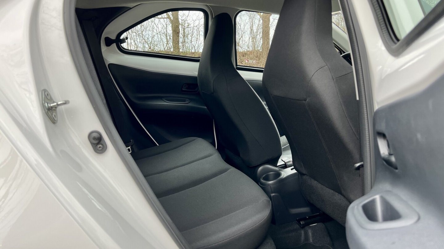 Große Menschen kommen im Fond des Aygo X kaum unter.