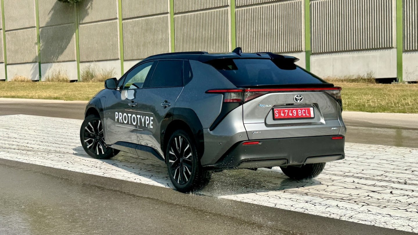 Auf abgesperrtem Terrain zeigt der Allradler sein Plus an Traktion, Leistung und Drehmoment.