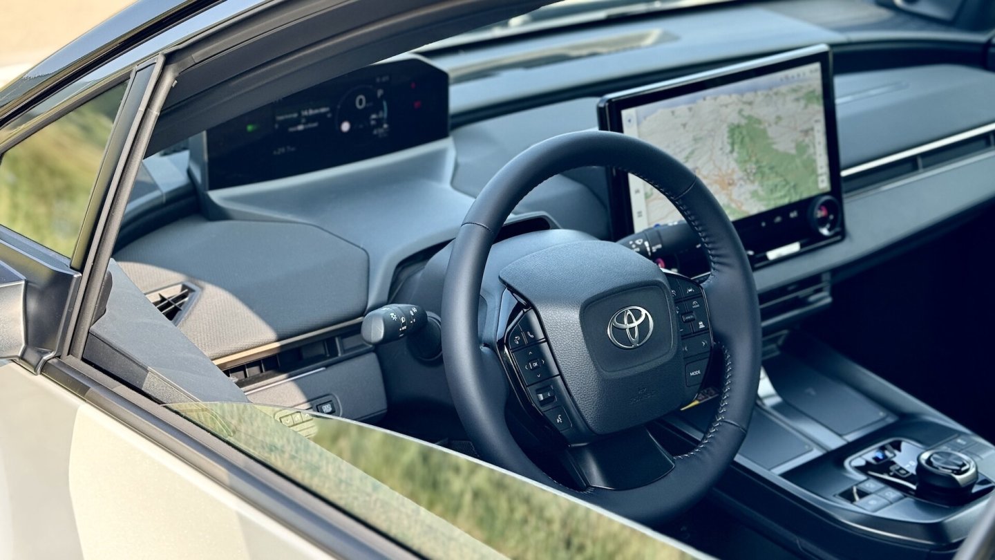 Das digitale Kombiinstrument wurde leicht umgestaltet, es bleibt bei der Architektur im Peugeot-Stil.