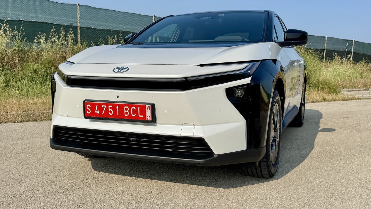 Die Front zeigt jetzt ein Vieraugengesicht mit weiter unten platzierten Hauptscheinwerfern.