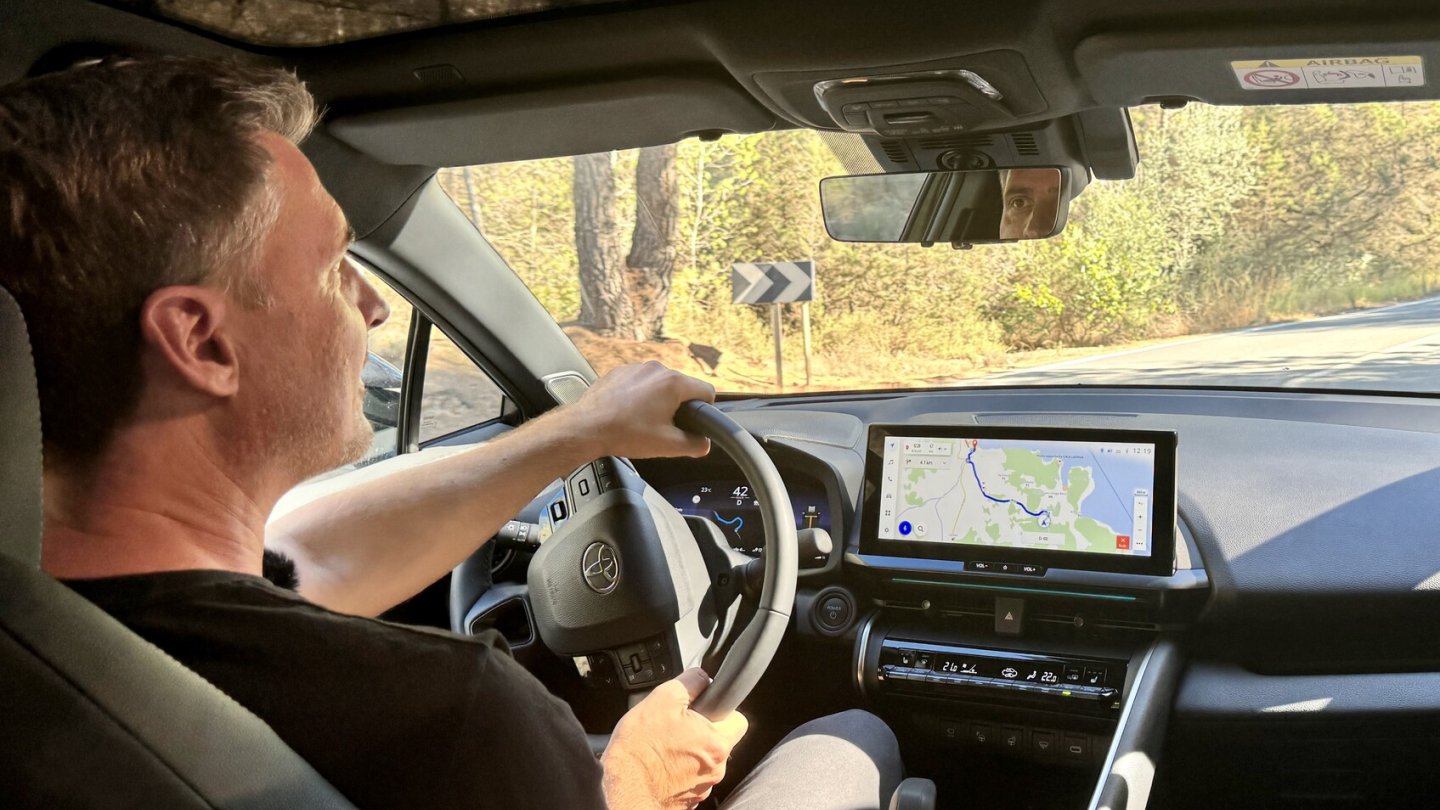 Innerorts schafft man auch ganze Straßenzüge im EV-Modus.