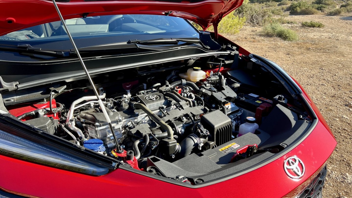 Der Benziner mit 1,8 Litern Hubraum leistet 72 kW / 98 PS, der Elektromotor bringt es auf 70 kW.