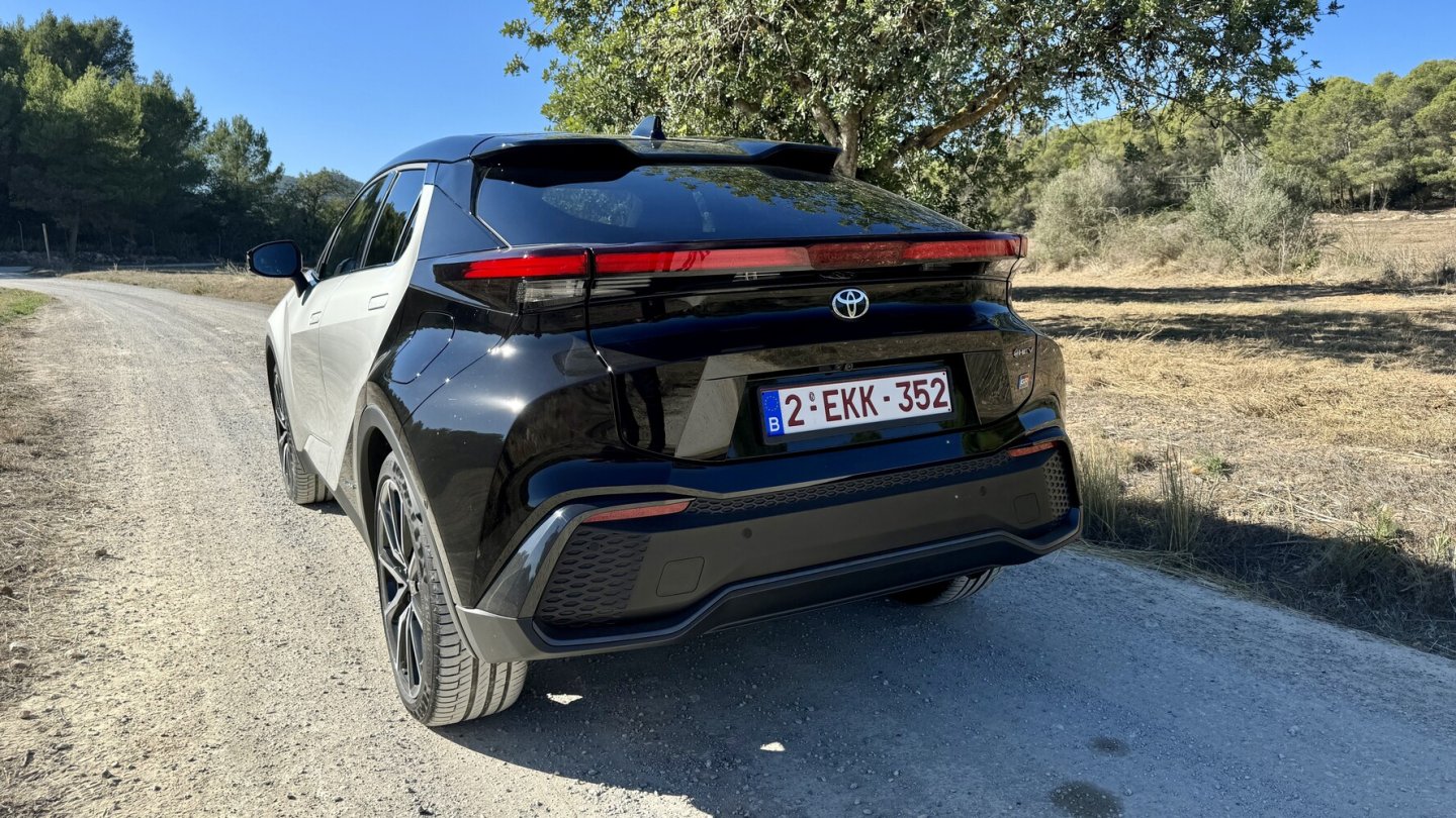 Prägnante Rückleuchten am C-HR. Das schwarze Heck gibt es für die Topmodelle.