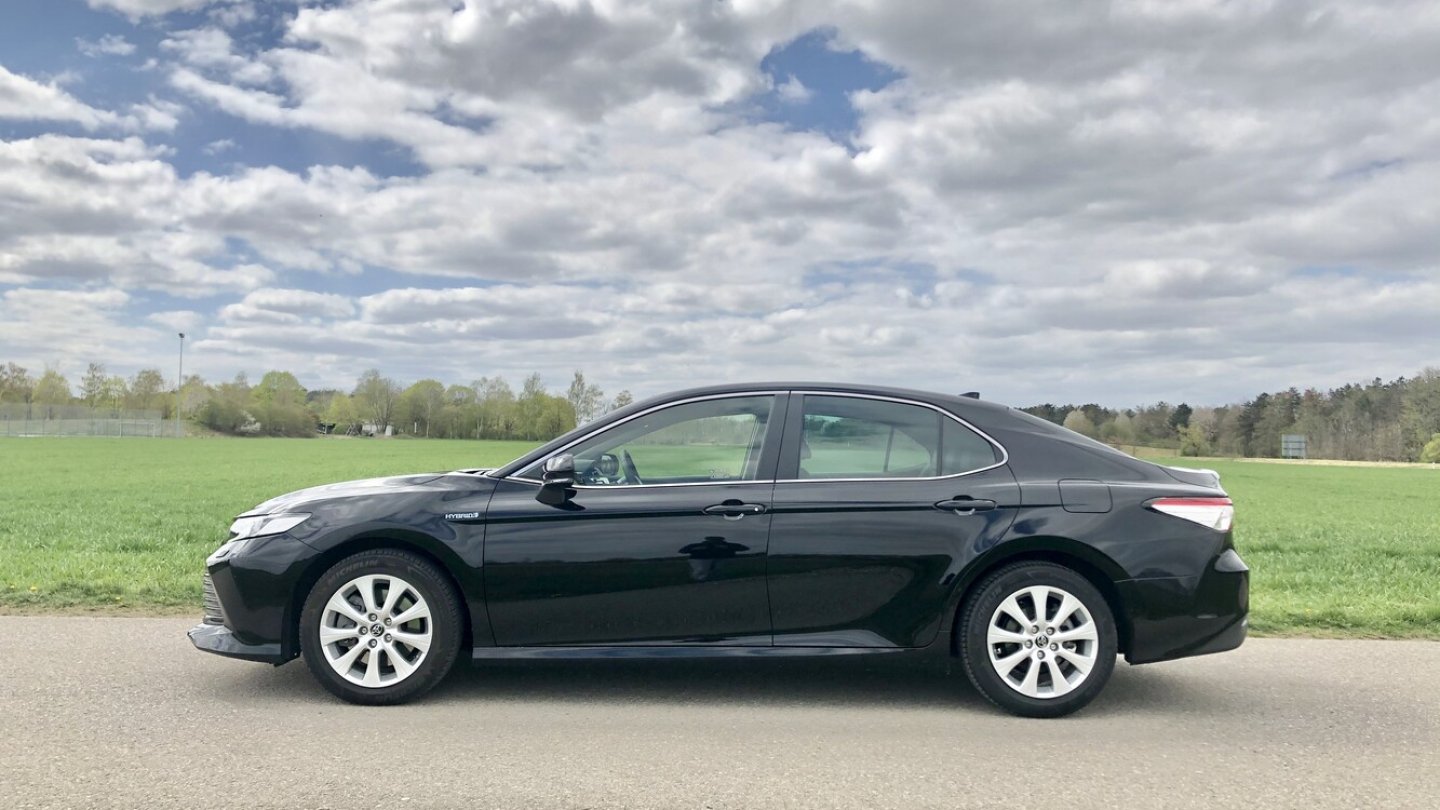 Der Toyota Camry ist 4,89 Meter lang.