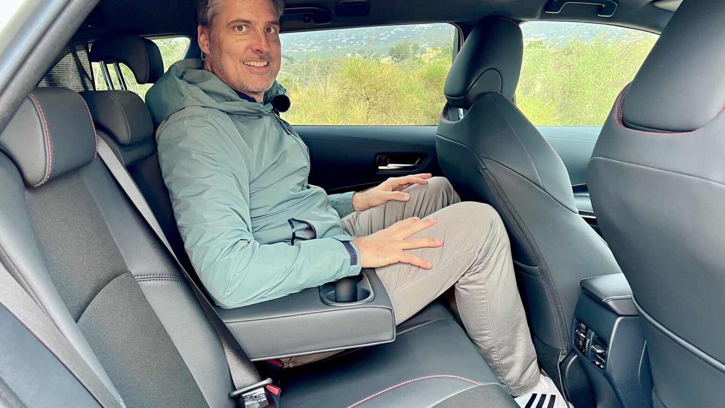 Das Platzangebot im Fond ist für große Menschen weiterhin arg knapp.