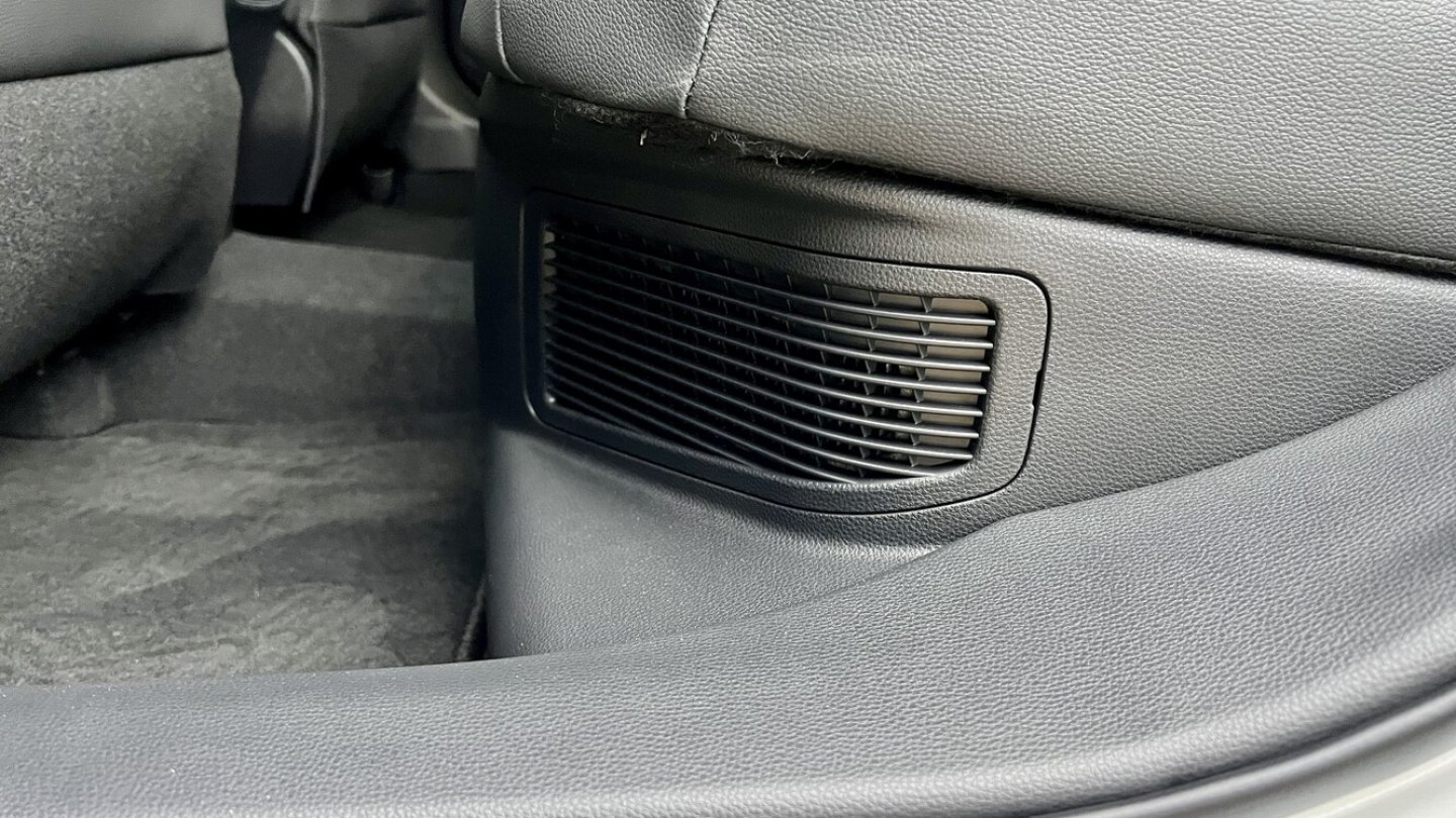 Der Lithium-Ionen-Akku steckt unter der Rücksitzbank, zu erkennen an den Lüftungsschlitzen.