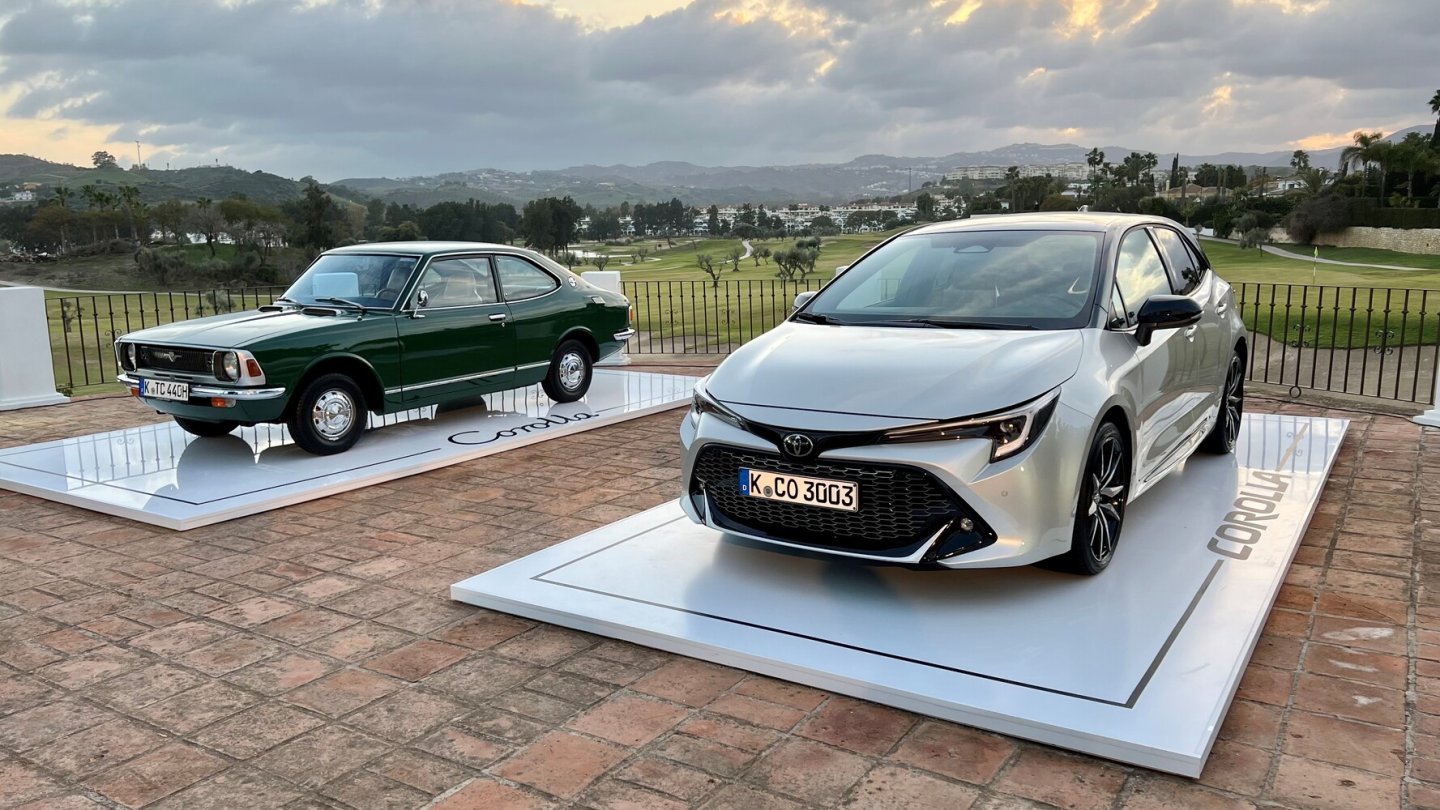 Corolla im Wandel der Zeit. Links ein Modell aus 1974.