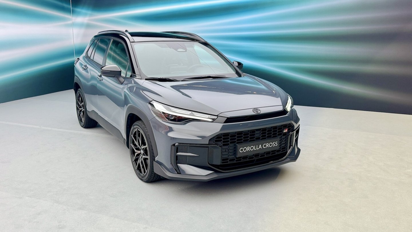 Erstmals wird es den Toyota Corolla Cross auch in der Ausstattungslinie GR Sport geben.