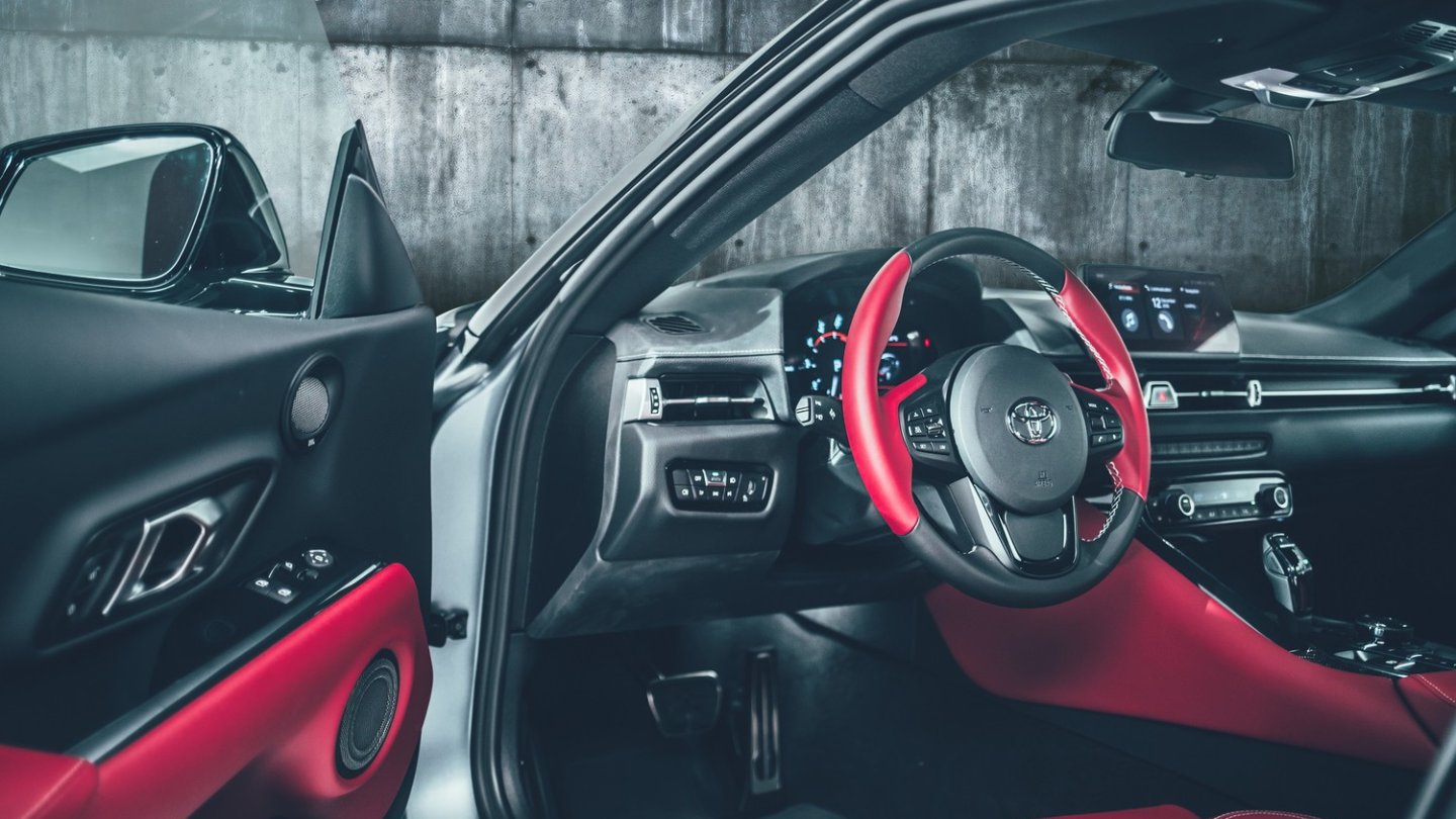 Das Cokpit entspricht weitgehend dem BMW Z4.