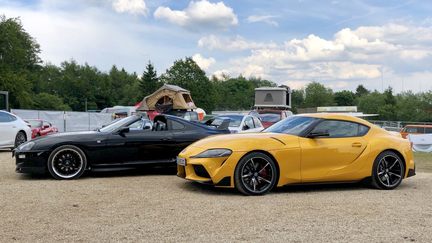 Treffen der Generationen: Der schwarze Vorgänger flankiert den neuen Supra.