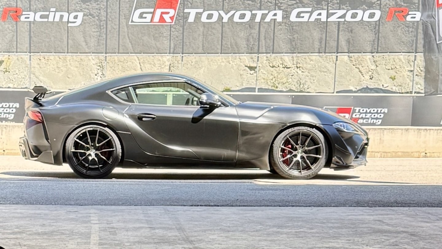 Wir waren mit den beiden angeschärften GR Supra auf einer Rennstrecke in der Nähe in Barcelona unterwegs.