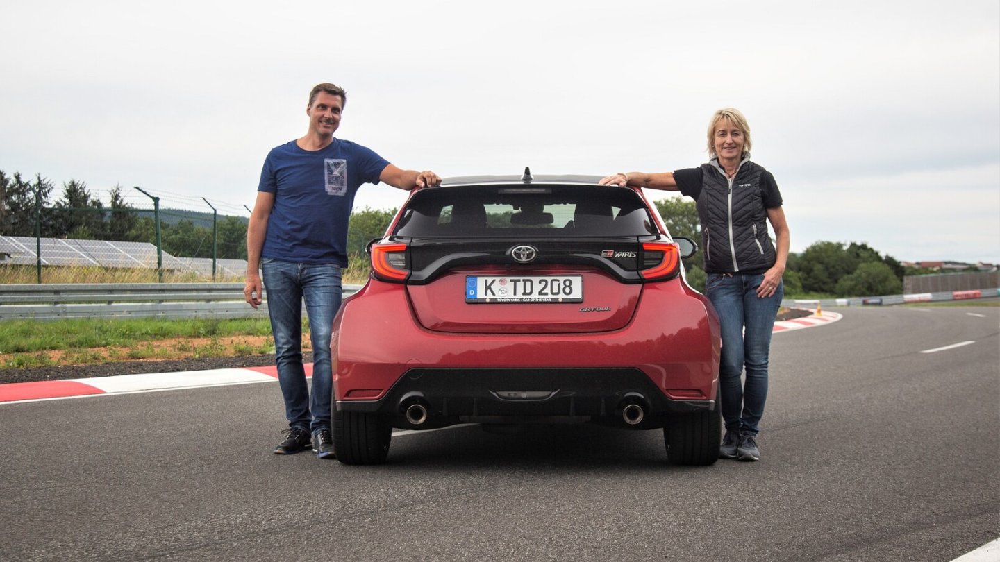 Der GR Yaris macht sich breit: Auch die Hinterräder werden angetrieben.