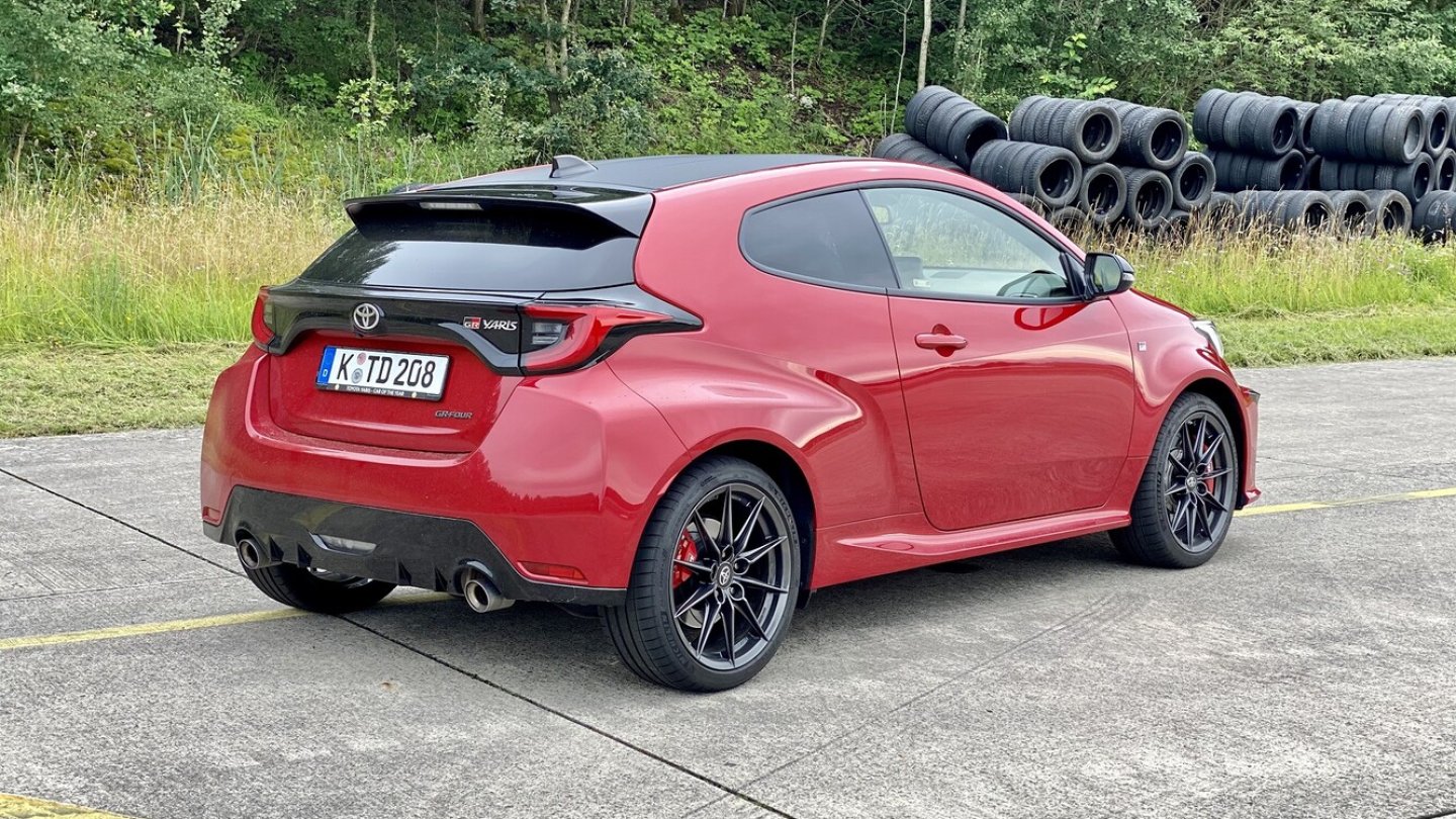 Die dicken Endrohre klingen überraschend dezent.