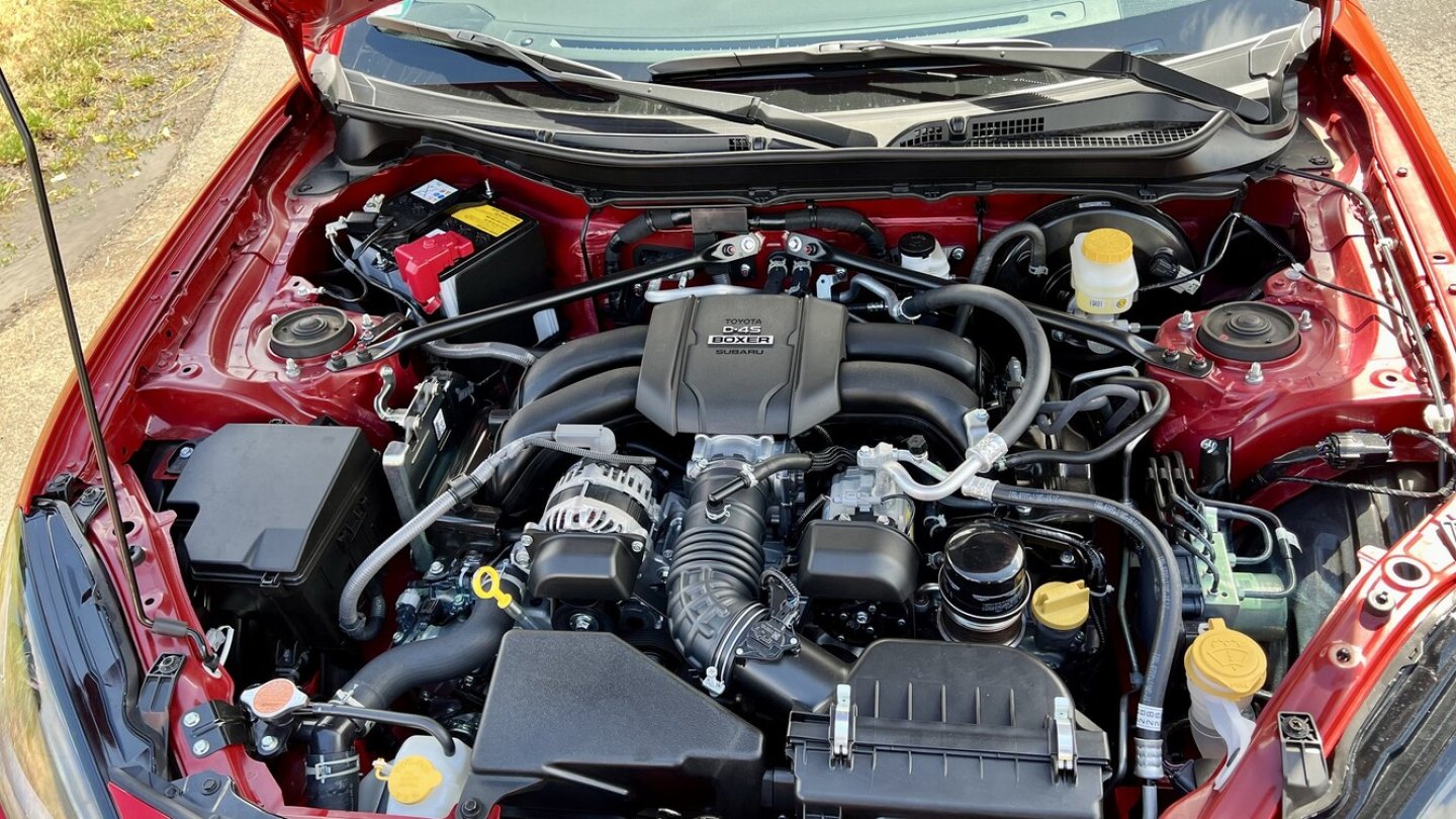 Beide Marken auf der Motorabedeckung: Der GR86 wurde mit Subaru entwickelt.