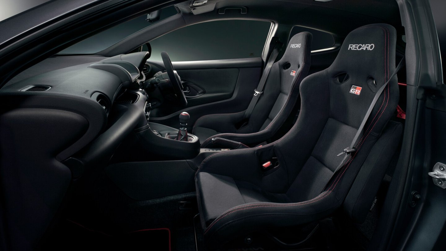 Die Schalensitze kommen von Recaro.