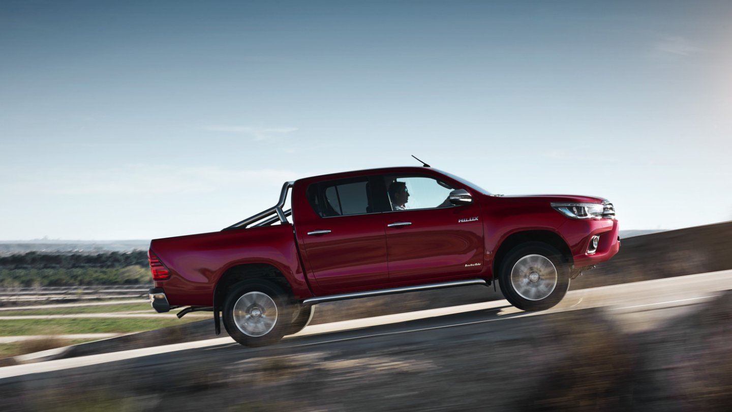 Die Doppelkabine mit Überrollbügel. In Mattschwarz ein cooles Mad Max - Auto.