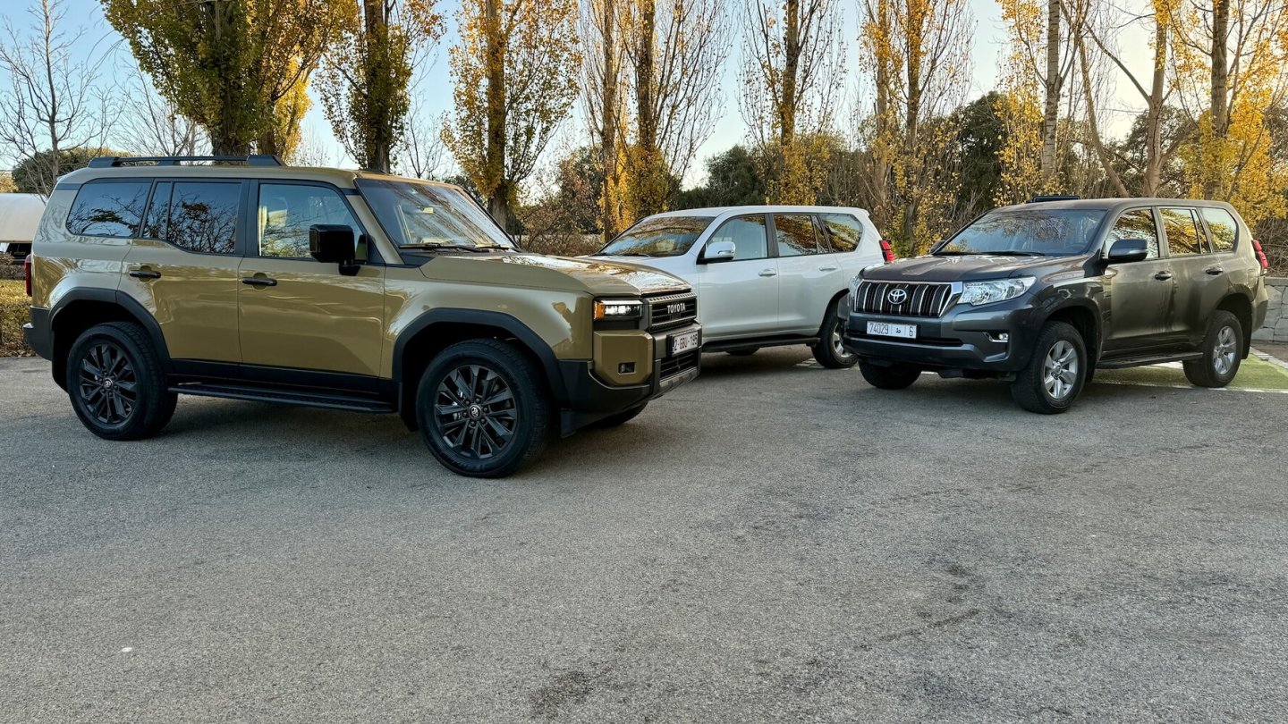 Der neue Toyota Land Cruiser mit dem leicht barocken Vorgänger.
