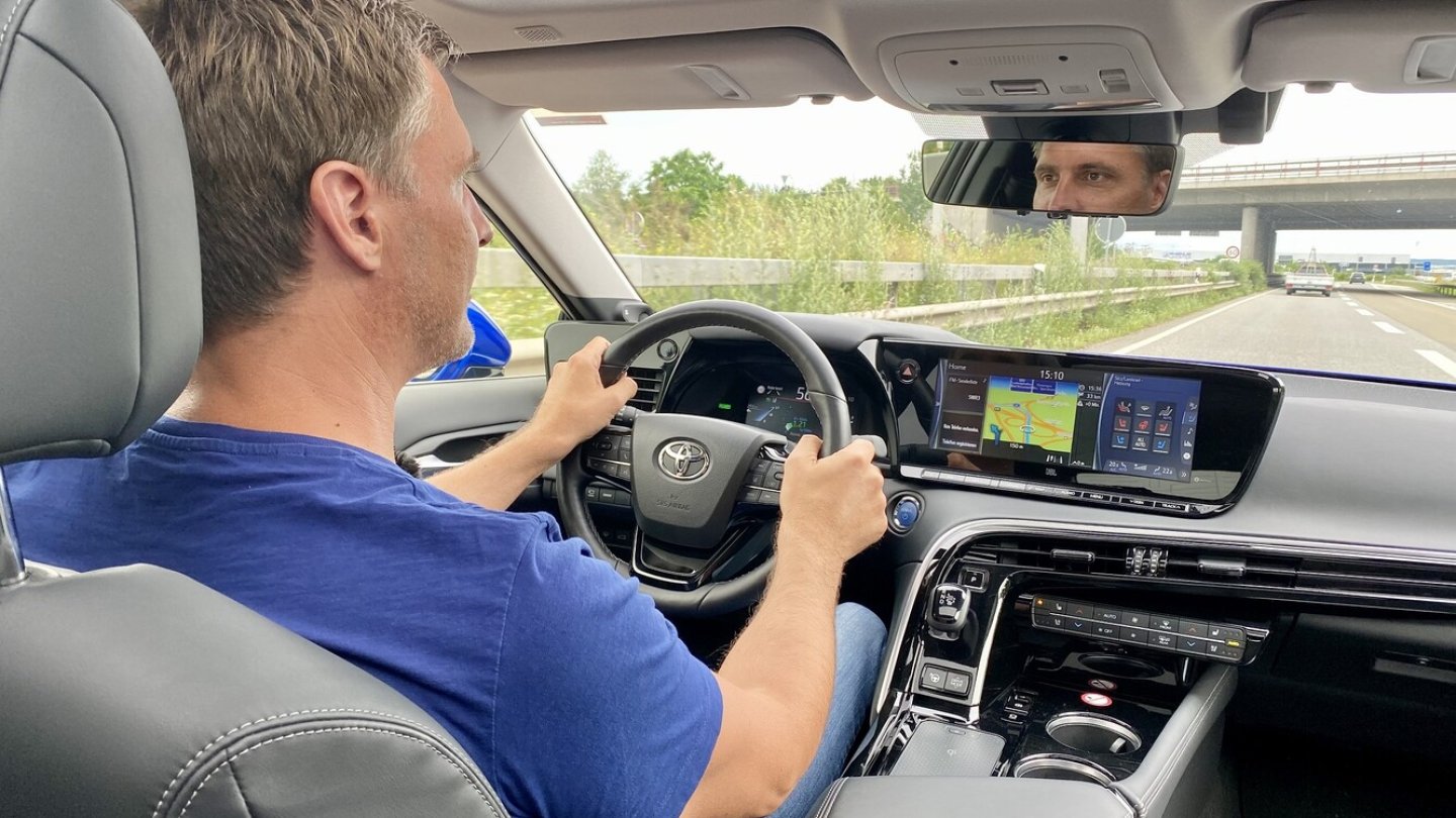Auf den ersten Testfahrten zeigte sich der Mirai von seiner entspannten Seite.