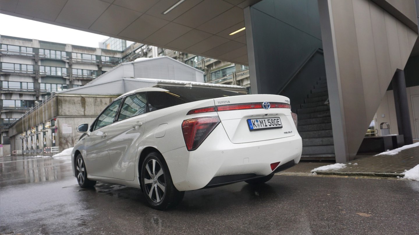 Breites Heck mit tief liegenden Rückleuchten.