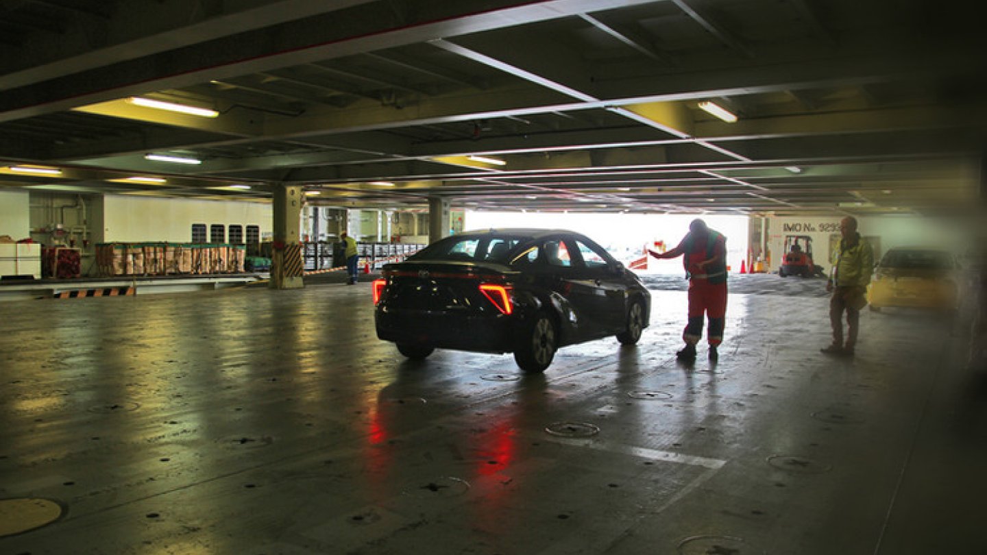 Auch dieser Mirai traut sich gleich aufs Festland