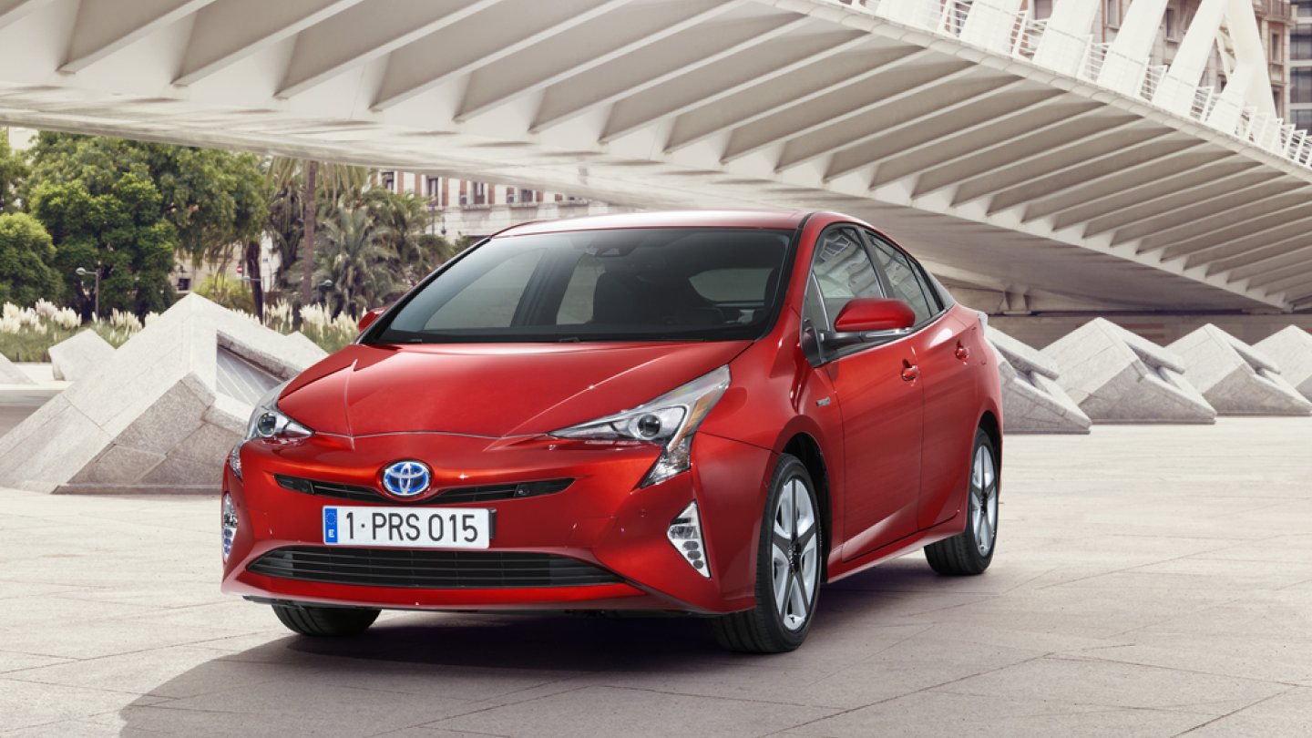 Hier der 'normale' Prius für den direkten Vergleich - wirkt auf den ersten Blick stimmiger.