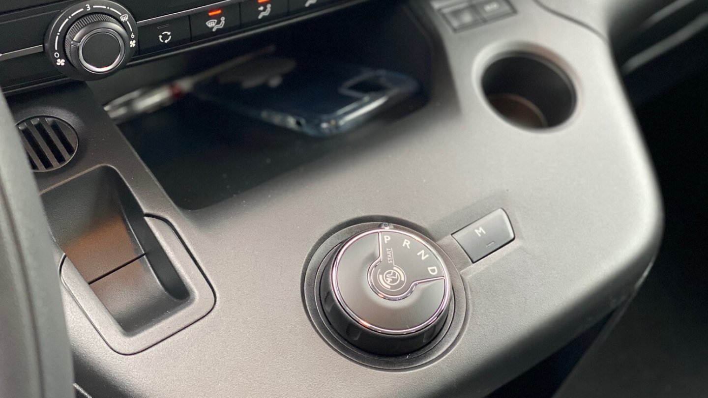 Drehregler zur Bedienung des optionalen Automatikgetriebes.