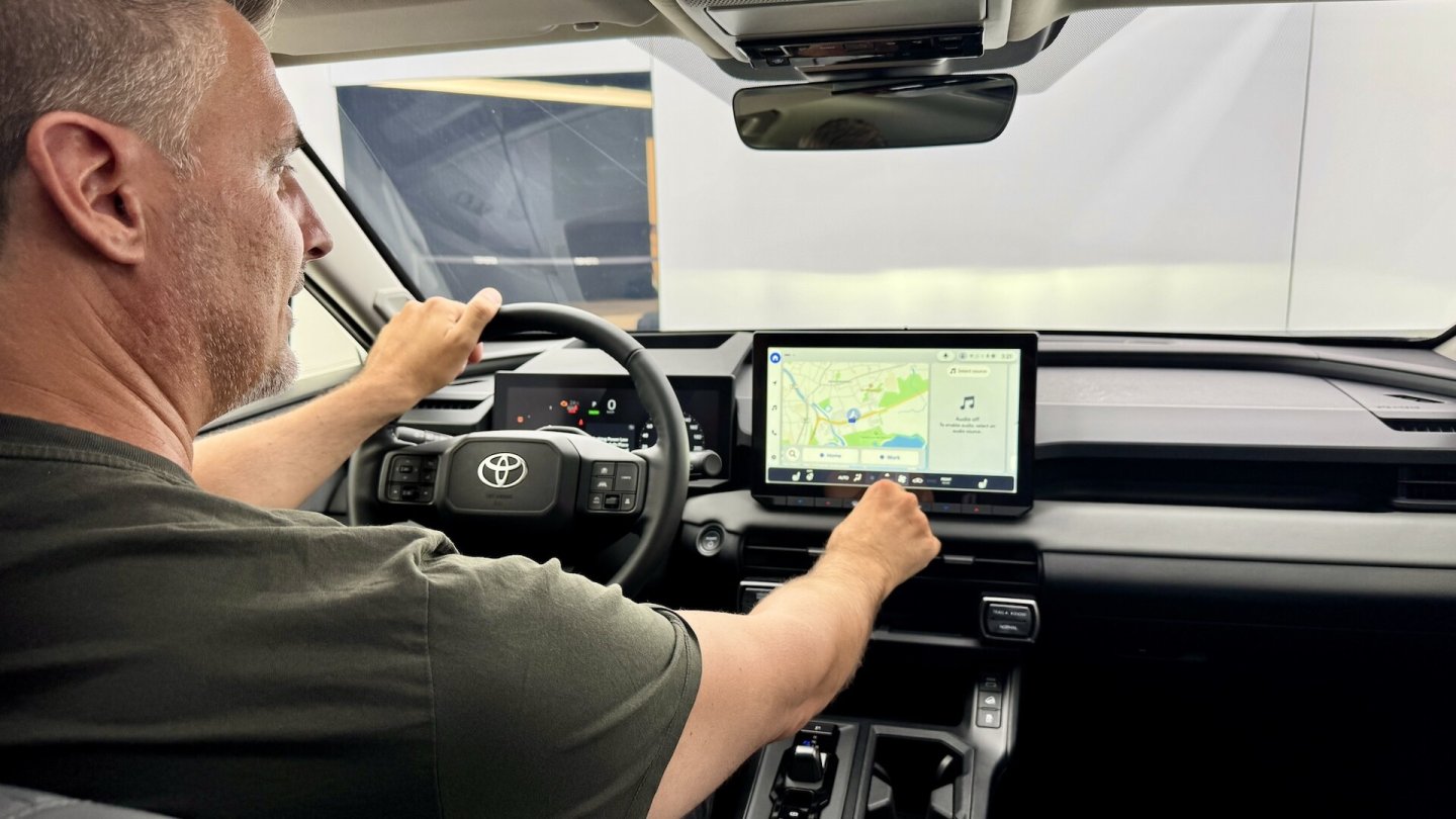 Das erste Kennenlernen mit dem neuen Toyota RAV4 fand in einem abgeschirmten Studio statt.