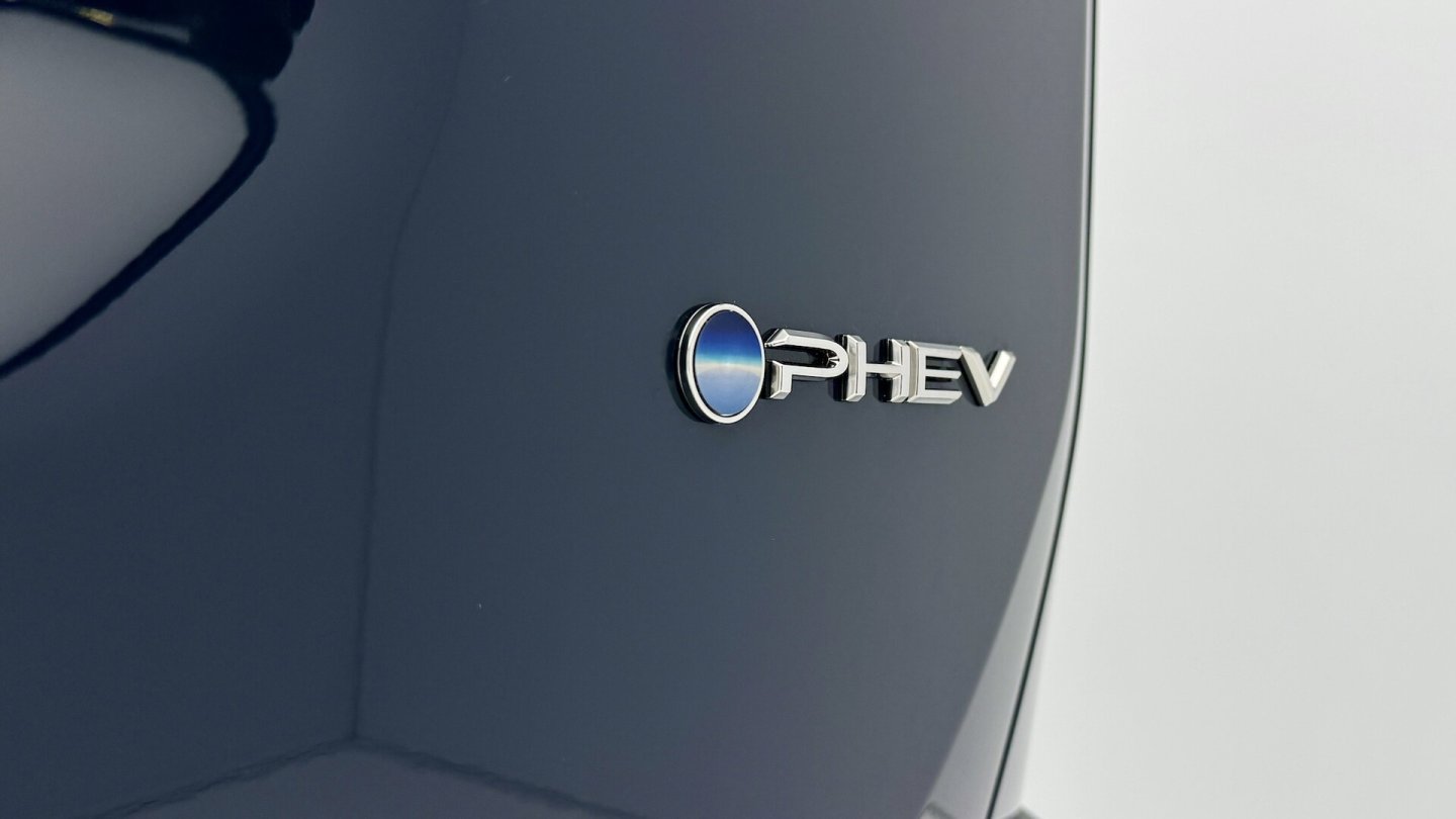 Auf der Kofferraumklappe weist ein Schriftzug auf den Grad der Elektrifizierung hin.