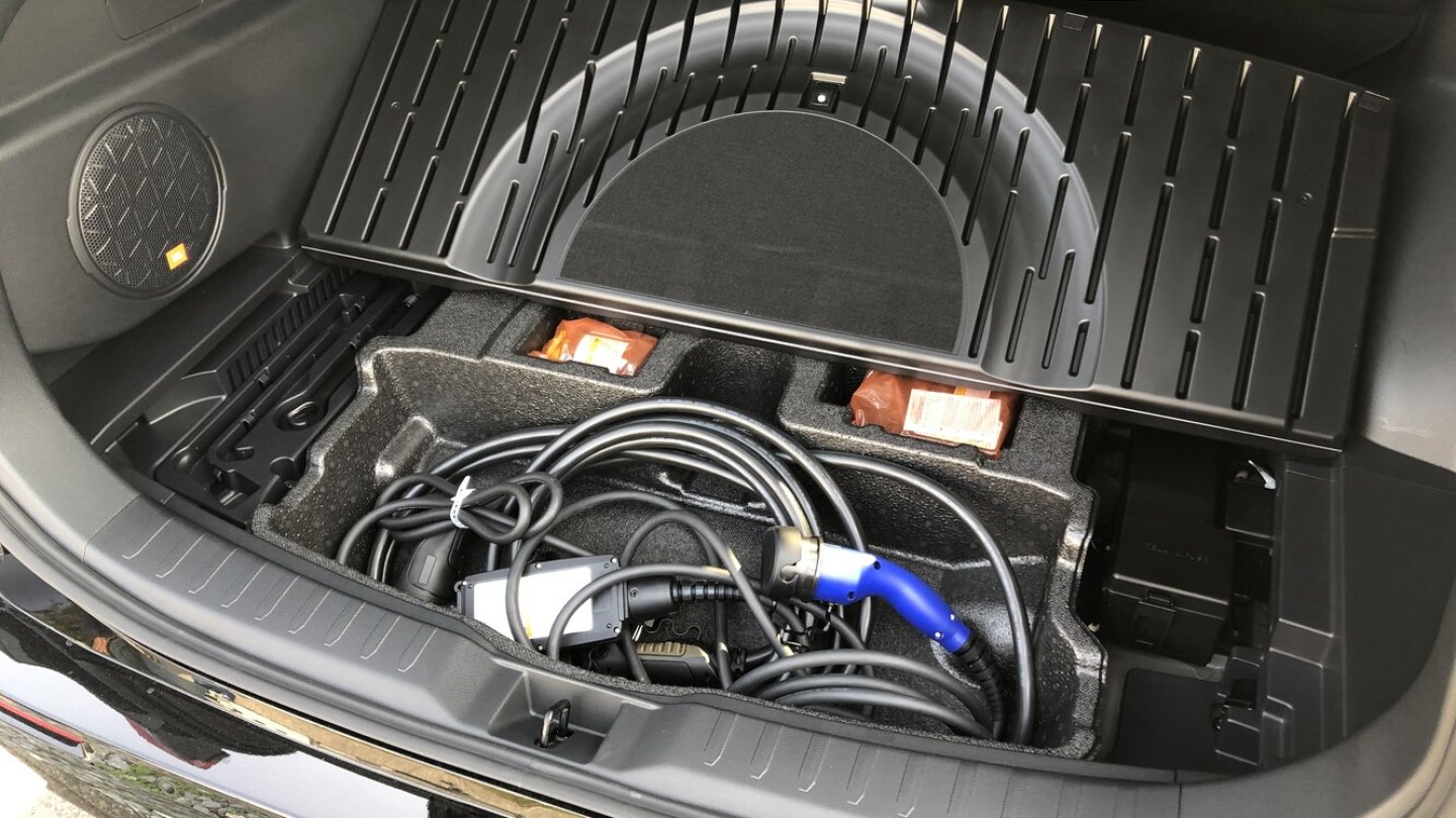 Unter dem Kofferraumboden liegt das Ladekabel im Staufach.