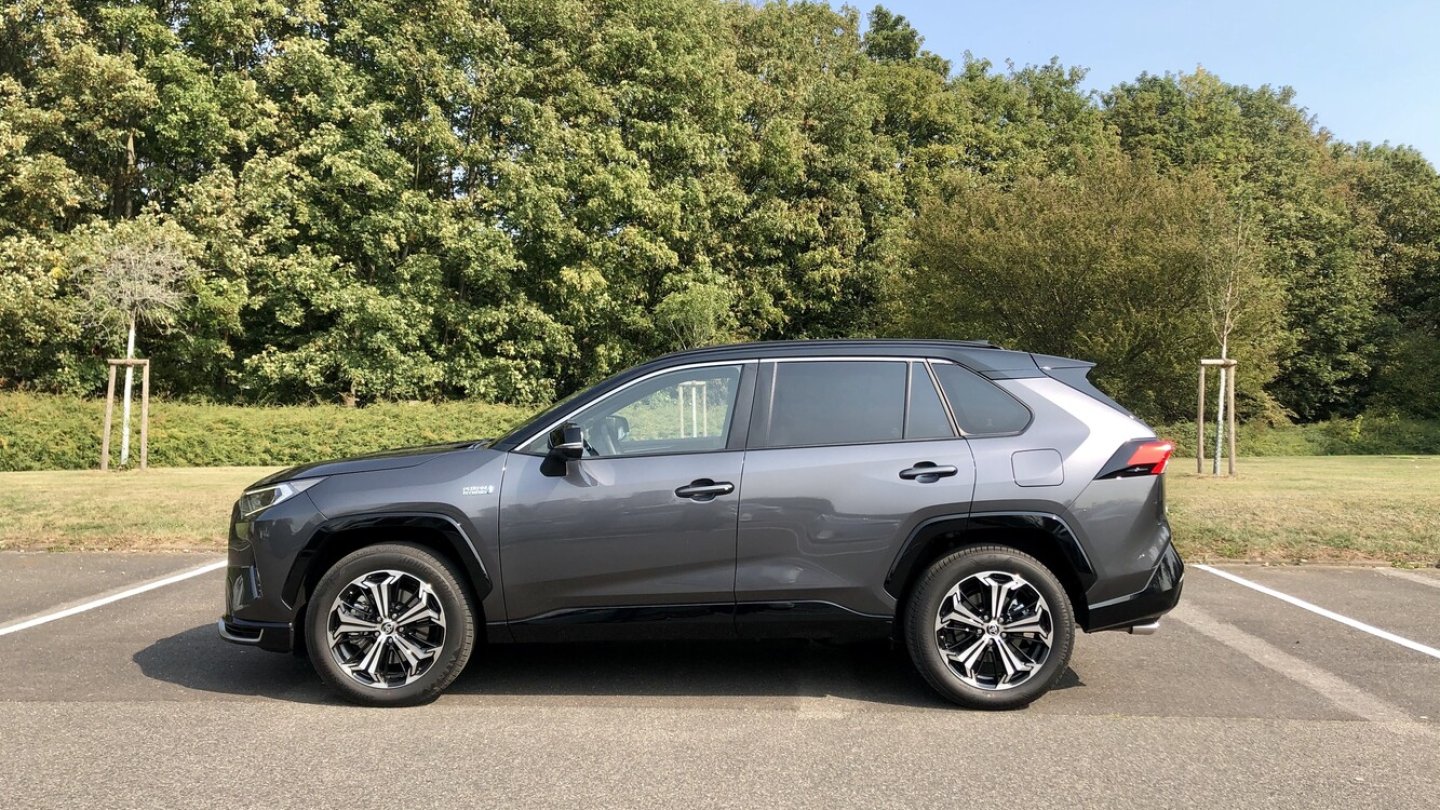 Die Batterie im RAV4 Plug-in Hybrid speichert 18,1 kWh Strom.