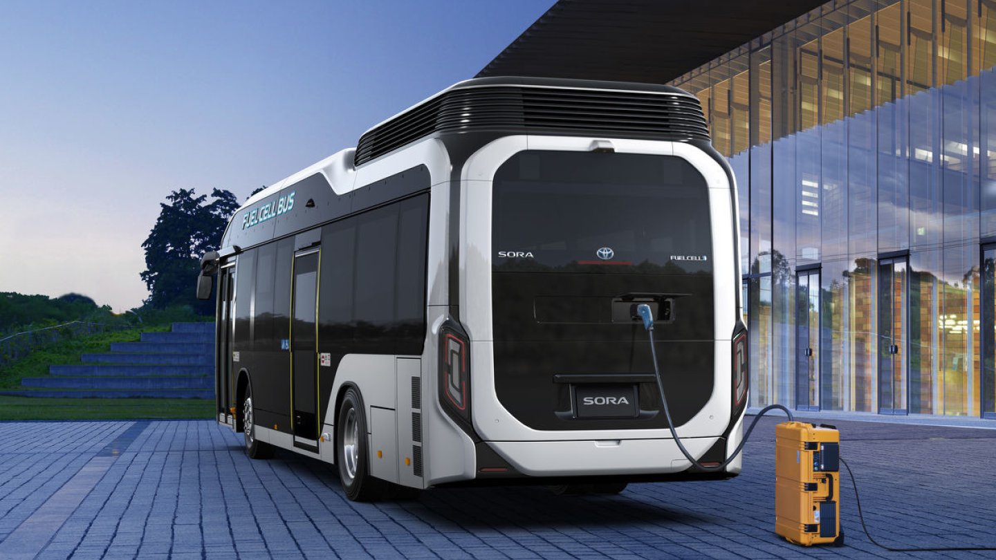 Wie der Toyota Mirai kann auch der Sora als Stromquelle genutzt werden.