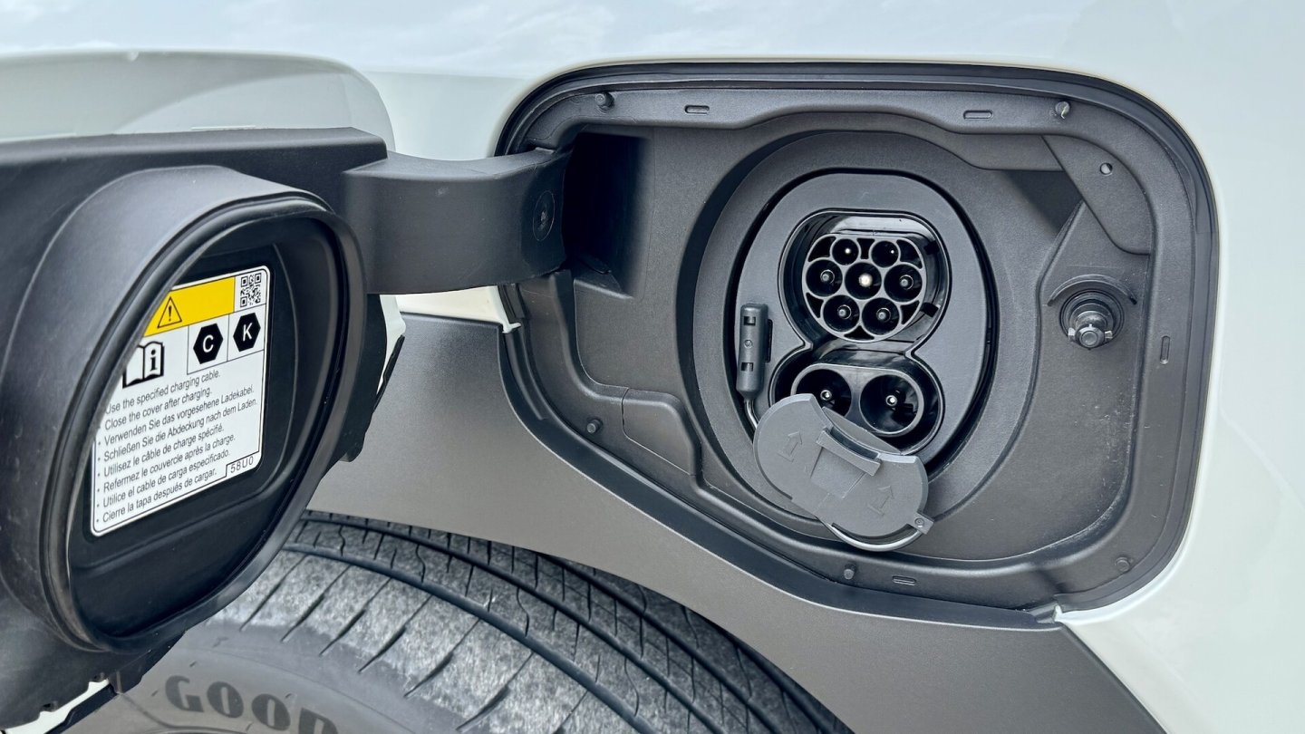 Der Ladeanschluss sitzt vorne links im Kotflügel.