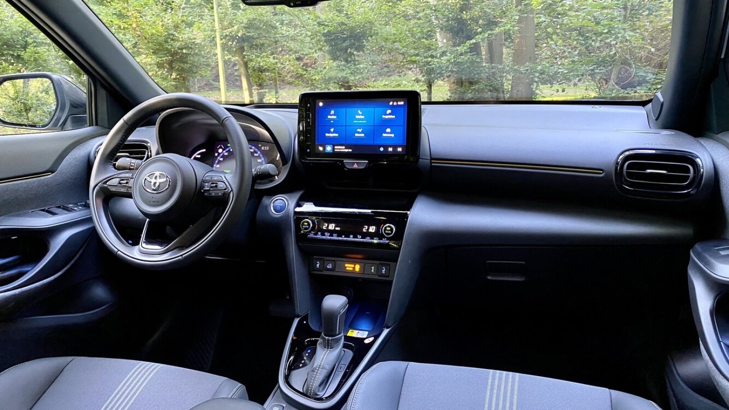 Das Cockpit entspricht in weiten, aber nicht allen, Teilen dem Yaris.