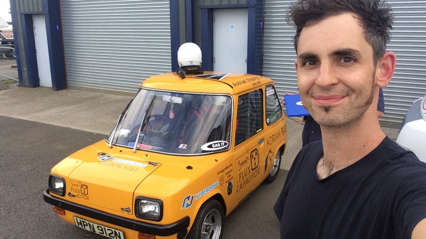 Besitzer Jonny Smith mit seinem waghalsig starken Enfield 8000