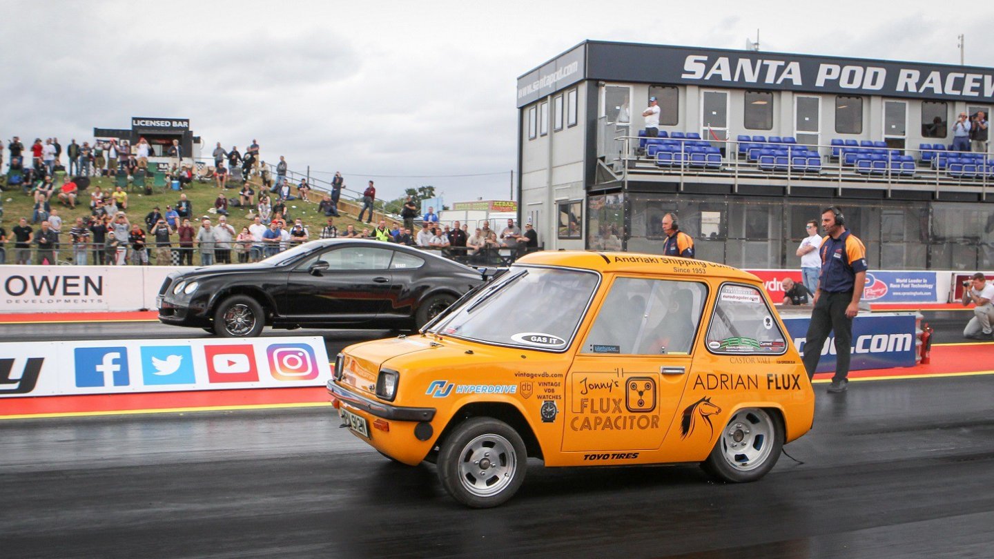 Der hat auch vor den Bentley-Boys keine Angst: Enfield 8000 am Start.