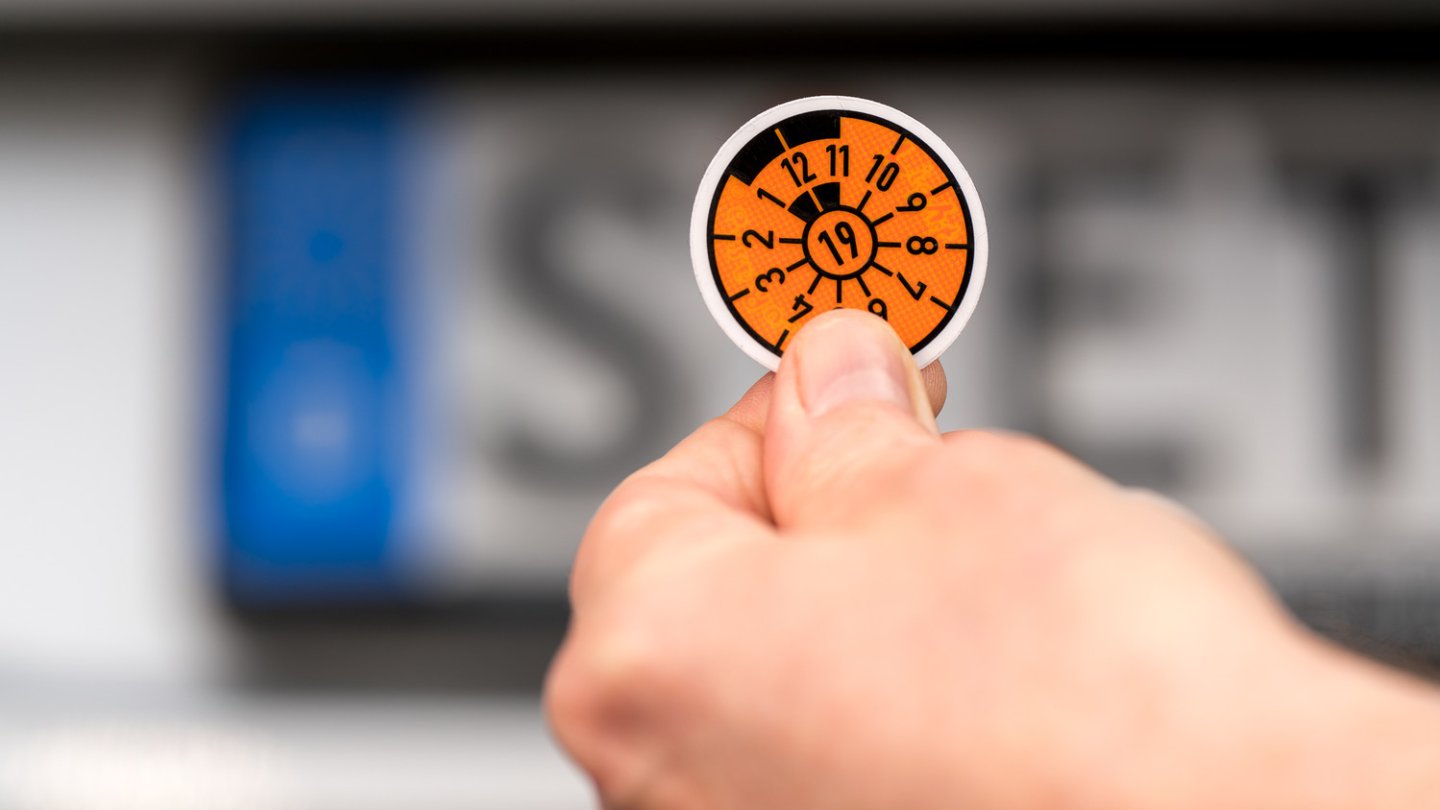 Nach einer bestandenen HU hat man wieder 24 Monate Zeit bis zur nächsten Kontrolle.