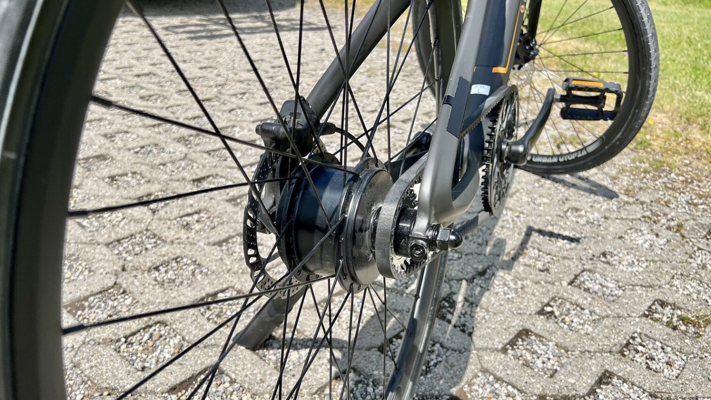 Kohlefaser-Riemen statt Kette: Ohne Öl bleiben Hosenbeine sauber.