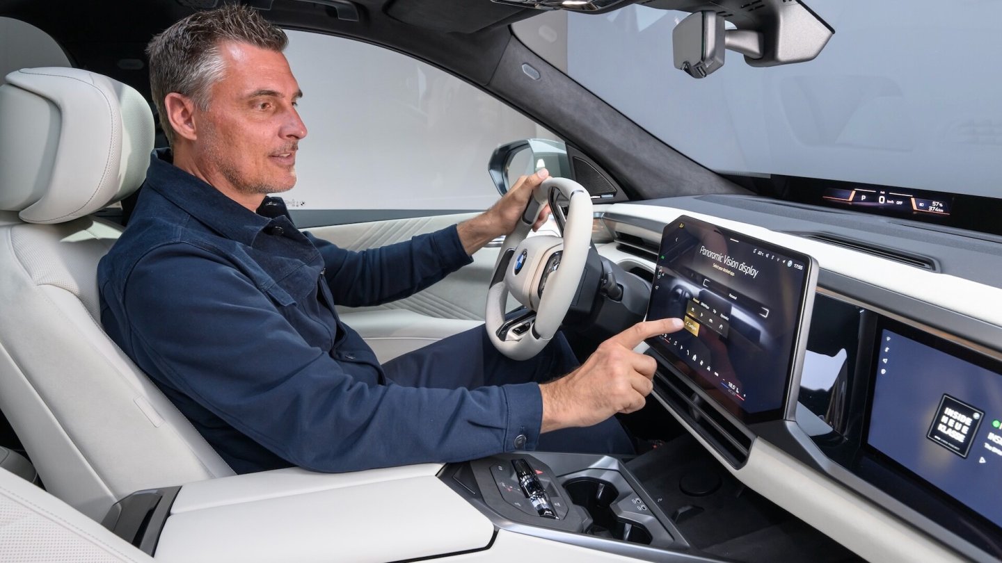 Wie der 7er hat auch der BMW iX5 ein Beifahrer-Display im Cockpit.