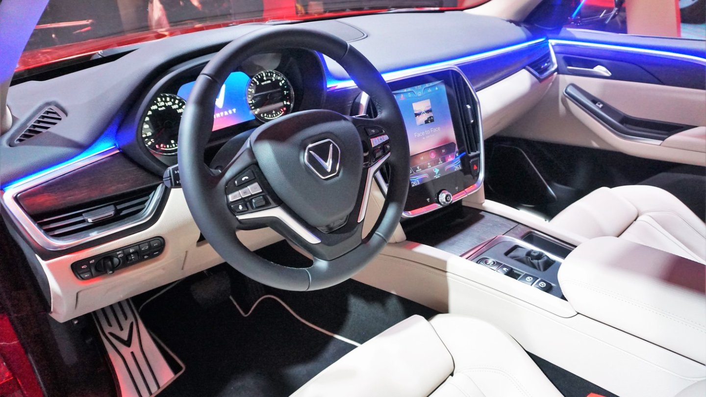 Gefälliges Cockpit im SUV VinFast Lux SA2.0.