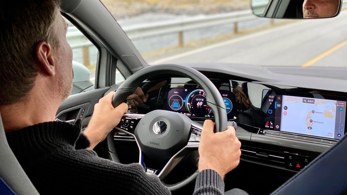 Der aktuelle VW Golf GTE kommt nach Norm rein elektrisch 65 Kilometer weit.