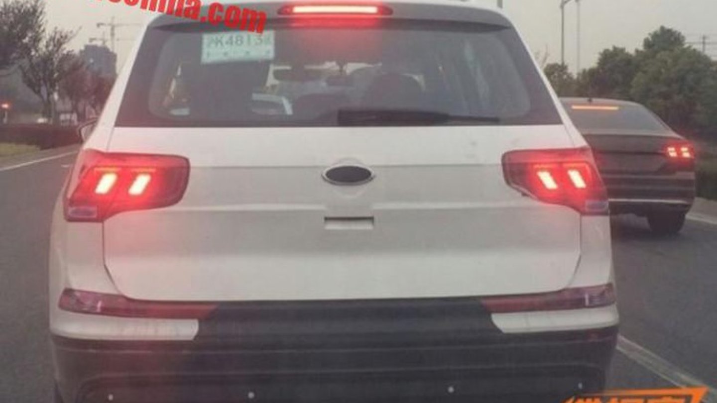 Am Heck erkennt man den Tiguan-Look. Recht: Der neue Phideon.