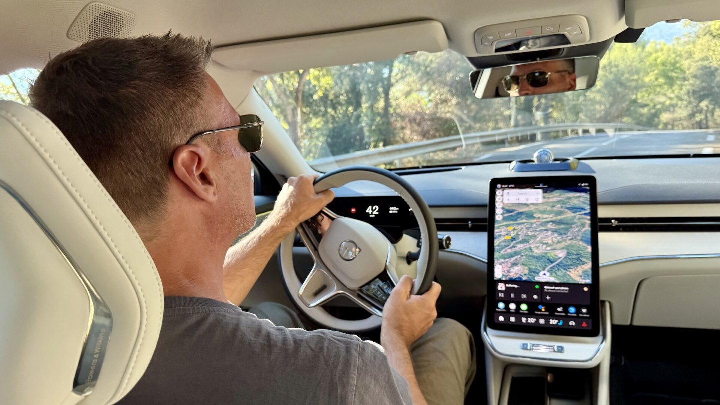 Hohes Gewicht und wenig Rückmeldung am Lenkrad: Der ES90 ist mehr der komfortable Gleiter als ein Kurvenräuber.