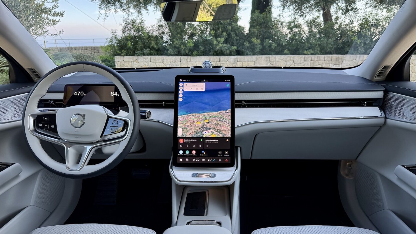 Die meisten Einstellungen, auch für Außenspiegel und Lenkrad, werden über das Touchscreen-Display gestartet.