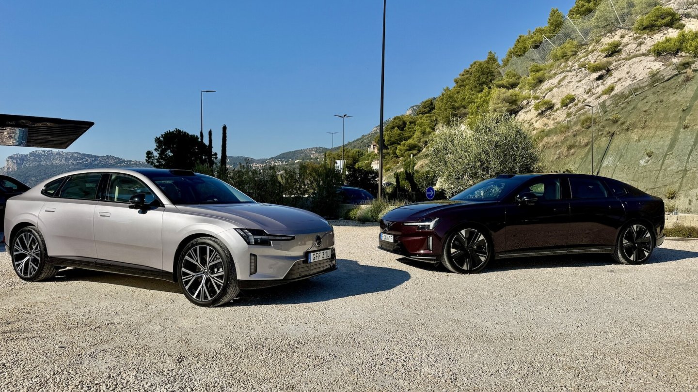 Die 22-Zoll-Felgen kosten extra. Rechts im Bild zu sehen ist die Farbe Mulberry Red.